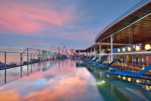 A piscina localizada em Aston Canggu Beach Resort ou nos arredores
