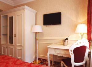 TV a/nebo společenská místnost v ubytování Olympic Hotel