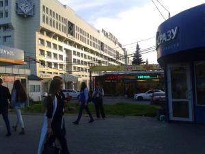 ペルミにあるApartment on Komsomolskiy prospektの市道を歩く人々