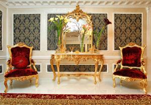 Cette chambre comprend une table, deux chaises et un miroir. dans l'établissement Royal Olympic Hotel, à Kiev