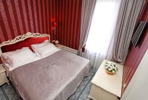 Postel nebo postele na pokoji v ubytování Olympic Hotel