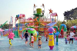 a group of children playing in a water park at Natcha Place Rangsit Donmuang in Ban Talat Rangsit