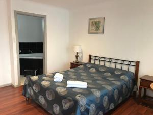 Postel nebo postele na pokoji v ubytování Beaconsfield Lodge Motel