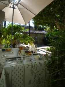 Κήπος έξω από το Les Chambres d'hôtes de Luneil (B&B)