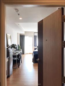 ein Wohnzimmer mit einer Küche und einem Esszimmer in der Unterkunft Stay in Style, Stay On The Cloud RS504 in Chiang Mai
