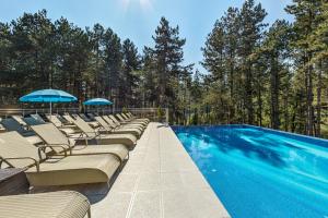 Bazén v ubytování SPA Hotel Infinity Park Velingrad nebo v jeho okolí