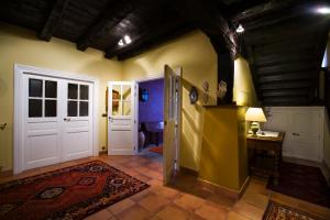 een hal met twee deuren en een kamer met een tafel bij Casa Rural Mendiburu in Osinaga