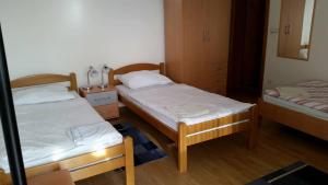 Postel nebo postele na pokoji v ubytování Prenoćište Džinić
