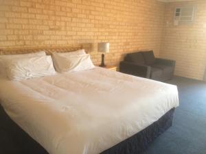 Кровать или кровати в номере Kalbarri Palm Resort