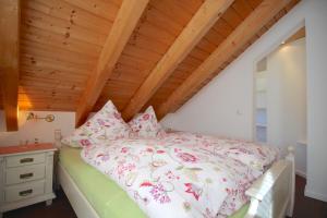 1 dormitorio con cama y techo de madera en Himmelschlösschen & Chalet Rose, en Garmisch-Partenkirchen