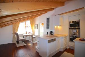 Η κουζίνα ή μικρή κουζίνα στο Himmelschlösschen & Chalet Rose +6 φωτογραφίες