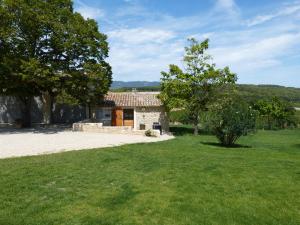 アンスウィにあるLe Cabanon Perduの草原小石造家