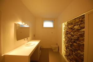 ギッファにあるRustico Modernoの石壁のバスルーム(シンク付)