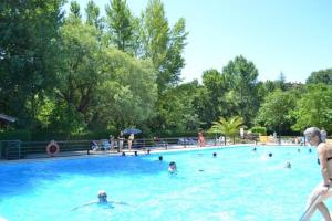 un grupo de personas nadando en una piscina en "Stoke Travel Wine Fight" All-Inclusive Camping, en Haro