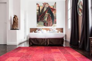 y baño con bañera y alfombra roja. en Une Chambre Chez Dupont en Burdeos
