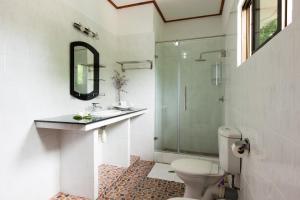 Ένα μπάνιο στο Orchid Self Catering Apartment +35 φωτογραφίες