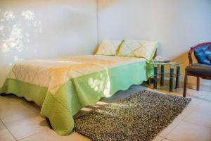 Hotel Gorilla's Nest Entebbe tesisinde bir odada yatak veya yataklar