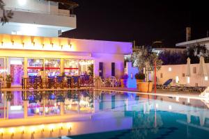Bazén v ubytovaní Tinas Plus Hotel alebo v jeho blízkosti