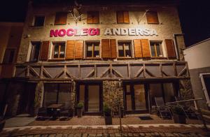 ヴァウブジフにあるNoclegi Andersaの看板付きの建物