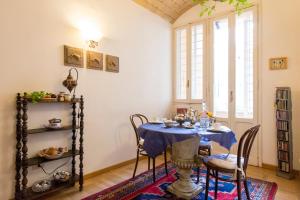 ein Esszimmer mit Tisch und Stühlen und einem Fenster in der Unterkunft B&B La Scalinatella in Rom
