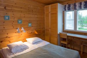 Tempat tidur dalam kamar di Holiday Club Salla Apartments