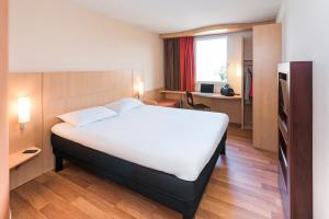 Postel nebo postele na pokoji v ubytování ibis Karlsruhe Hauptbahnhof + 37 fotografií