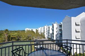 balcone con vista su alcuni edifici di Sunrise Suites Antigua Suite #312 a Key West