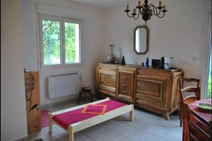 sala de estar con tocador de madera y espejo en Gite De La Suche, en Lamastre