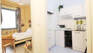 eine kleine Küche mit einem Bett in einem Zimmer in der Unterkunft Italianway-San Pietro all'Orto in Mailand