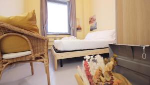 ein Schlafzimmer mit einem Bett, einem Stuhl und einem Spiegel in der Unterkunft Italianway-San Pietro all'Orto in Mailand