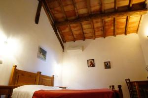 a bedroom with a bed and a wooden ceiling at Agriturismo Il Fantone in Scansano