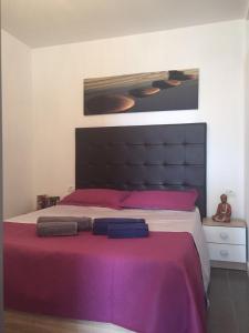 um quarto com uma cama grande com duas toalhas em Apartamento Ocean View em Adeje