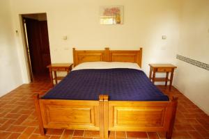a bedroom with a bed with a blue mattress at Agriturismo Il Fantone in Scansano