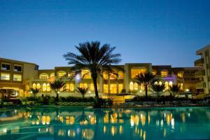 a large swimming pool in front of a resort at El Mouradi Tozeur in Tozeur