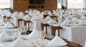 薩爾蓋魯的住宿－Salgueiro Plaza Hotel，一间设有白色桌椅的大型用餐室