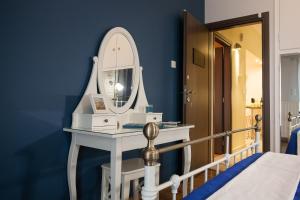 Łóżko lub łóżka w pokoju w obiekcie Elegant and Safe Gold and Blue Apartment walk to Acropolis