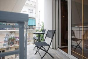 Balkon lub taras w obiekcie Elegant and Safe Gold and Blue Apartment walk to Acropolis