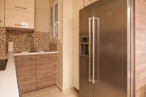 Kuchnia lub aneks kuchenny w obiekcie Elegant and Safe Gold and Blue Apartment walk to Acropolis