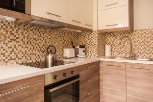 Kuchnia lub aneks kuchenny w obiekcie Elegant and Safe Gold and Blue Apartment walk to Acropolis