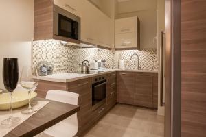 Kuchnia lub aneks kuchenny w obiekcie Elegant and Safe Gold and Blue Apartment walk to Acropolis