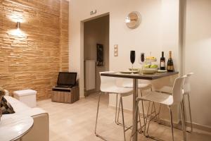 Napoje w obiekcie Elegant and Safe Gold and Blue Apartment walk to Acropolis