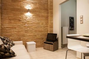 salon z laptopem na drewnianej ścianie w obiekcie Elegant and Safe Gold and Blue Apartment walk to Acropolis w Atenach