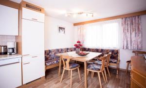 A kitchen or kitchenette at Apart Peter