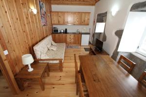 ein Wohnzimmer mit einem Sofa und einem Tisch in der Unterkunft Casa Branca do Imperio in Cinco Ribeiras