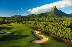 una vista aérea de un campo de golf con río y montañas en Superbe Villa privée, en Flic en Flac