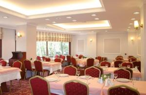a dining room with tables and chairs and a piano at Yazicilar Hotel in Masukiye