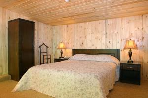 a bedroom with a bed and two lamps on tables at Yazicilar Hotel in Masukiye +75 photos