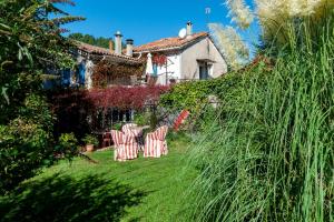 two chairs in the yard of a house at La Ribeyrette in Chamborigaud