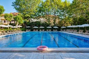 Бассейн в Grand Hotel Royal или поблизости