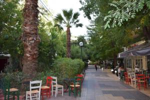 アテネにあるAbsolute Athens IIの椰子の木が並ぶ歩道